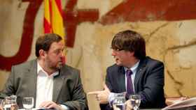 Oriol Junqueras, vicepresidente y responsable de Economía del Govern, junto a su presidente, Carles Puigdemont.