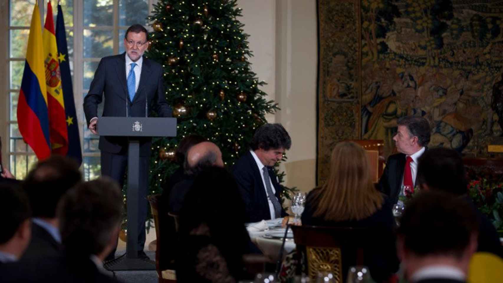 El presidente del Gobierno, Mariano Rajoy, en su discurso tras reunirse con el presidente de Colombia, Juan Manuel Santos (a la derecha).