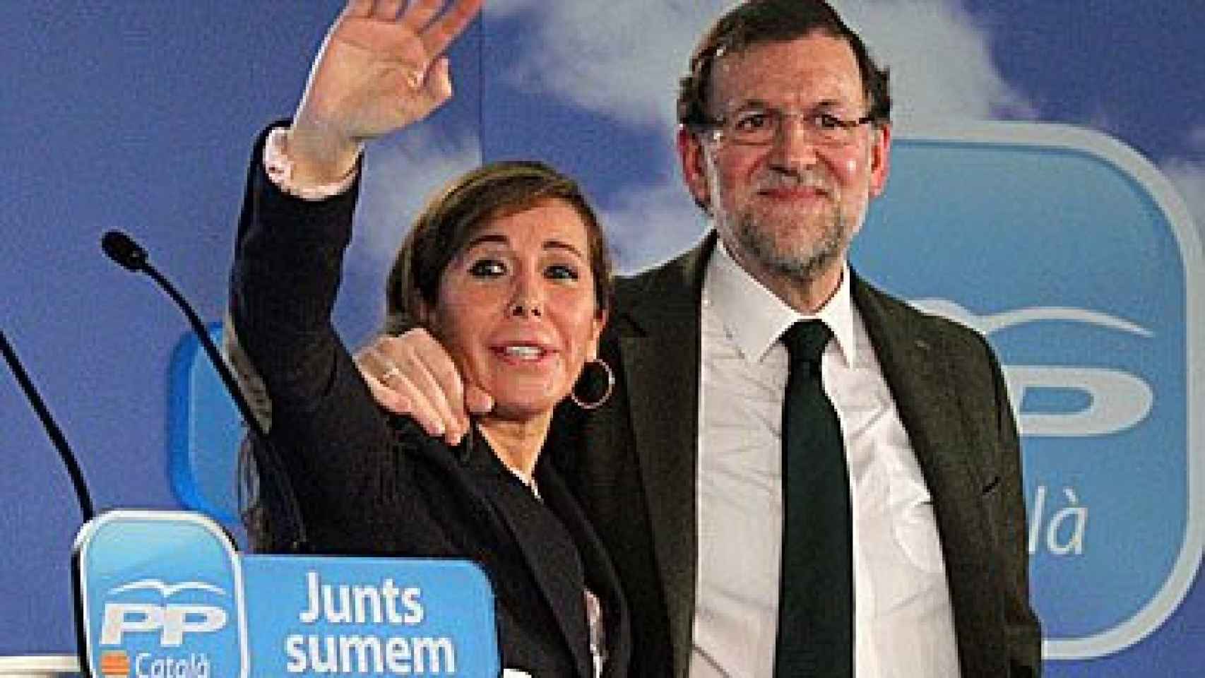 La presidenta del PP catalán, Alicia Sánchez-Camacho, y el presidente del Gobierno, Mariano Rajoy, en la convención Juntos sumamos, organizada por el PP en Barcelona
