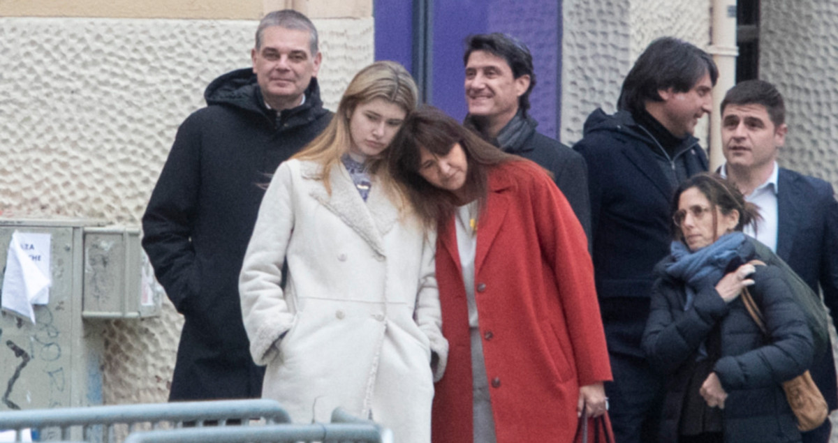 La presidenta suspendida del Parlament, Laura Borràs, acompañada por su hija Marta Botet, a su llegada el lunes a la Audiencia de Barcelona / MARTA PÉREZ - EFE