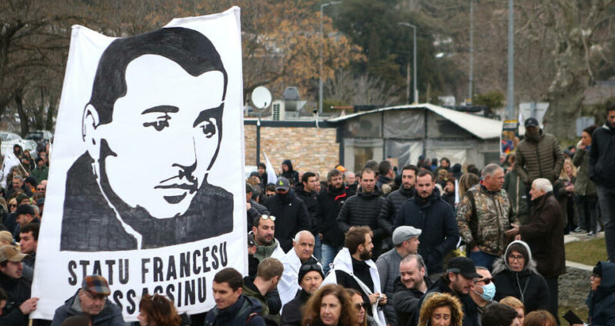 Manifestación de homenaje al independentista corso Yvan Colonna, muerto por la paliza de un interno en la cárcel donde cumplía condena por asesinato / CG