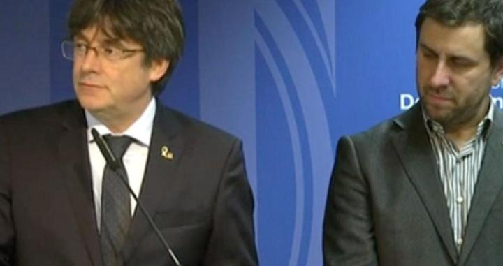 El expresidente de la Generalitat Carles Puigdemont junto al exconsejero de Salud Toni Comín / 324