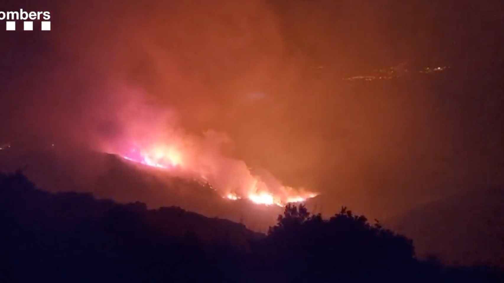 El incendio entre Portbou y Francia el pasado domingo por la noche / BOMBERS
