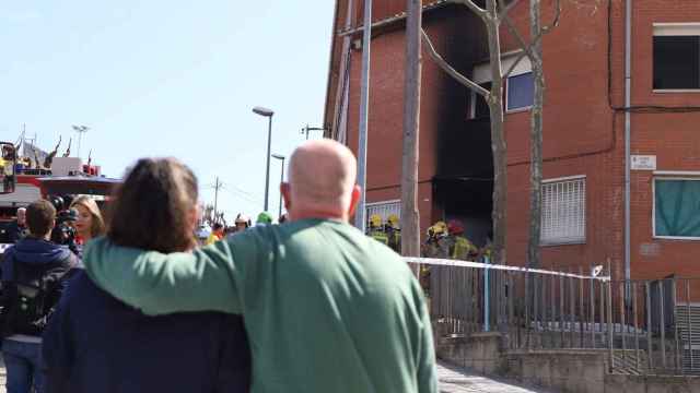 Vecinos del inmueble afectado en el incendio de Rubí / GALA ESPÍN - CRÓNICA GLOBAL