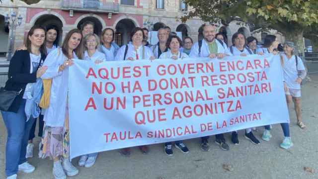 Miembros de la mesa sindical de la Sanidad catalana frente al Parlament de Cataluña / SAE