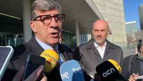 El periodista Saül Gordillo y, en primer plano, su abogado Carles Monguilod / EUROPA PRESS