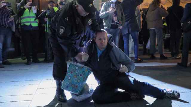 La policía detiene a un participante en una de las protestas contra la movilización de reservistas / MAXIM SHIPENKOV - EFE