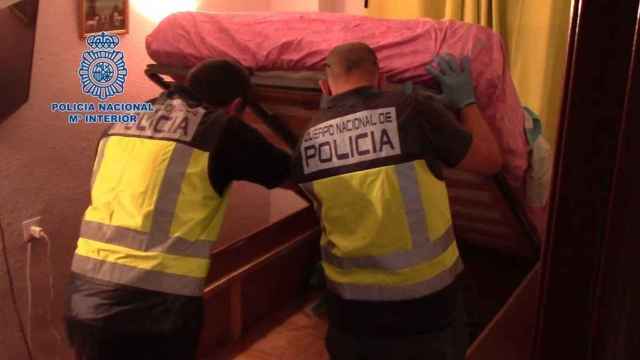 Agentes de la Policía Nacional durante un operativo contra la trata que culminó con la liberación de las víctimas obligadas a prostituirse / CNP
