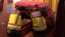 Agentes de la Policía Nacional durante un operativo contra la trata que culminó con la liberación de las víctimas obligadas a prostituirse / CNP
