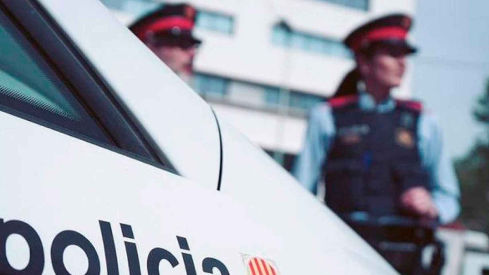 Agentes de los Mossos d'Esquadra ante un coche policial / CG