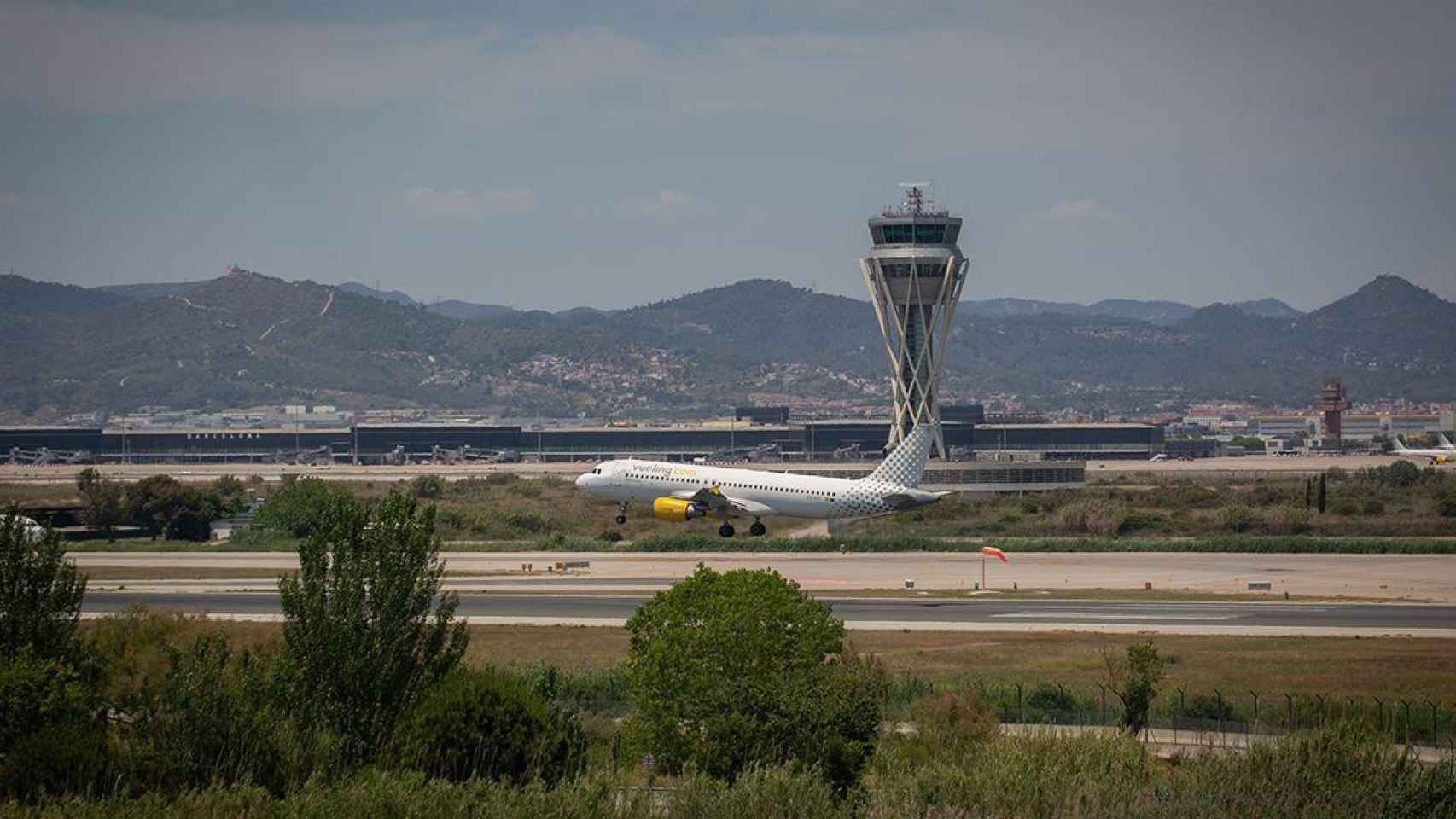 Un avión despega en el Aeropuerto de El Prat / EP