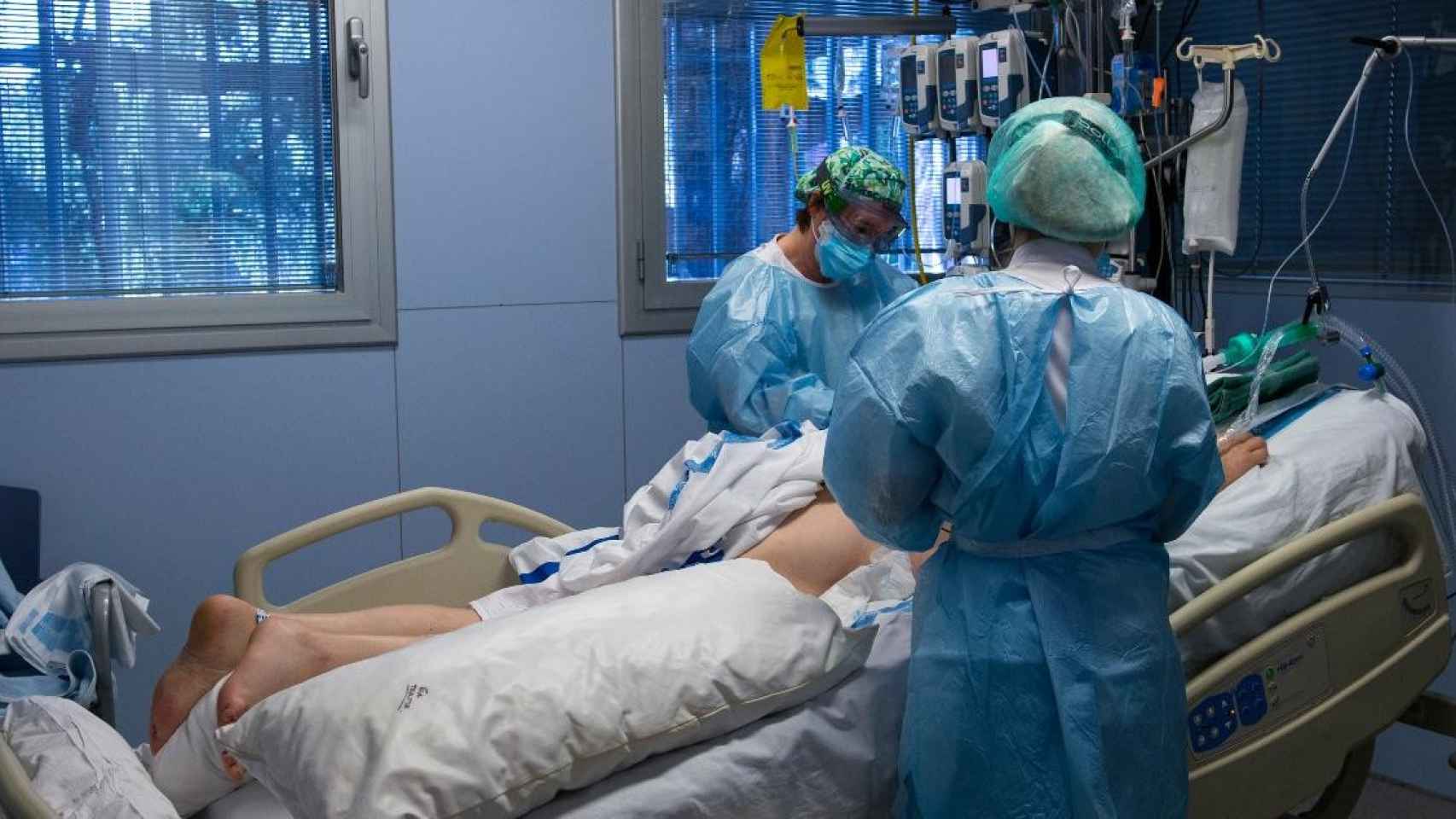 Una uci en el hospital Josep Trueta de Girona donde se trata a pacientes Covid / EP