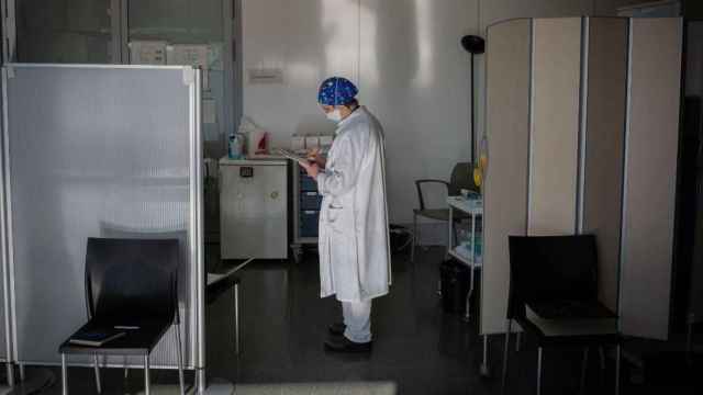 Una enfermera durante la preparación de la vacuna contra el Covid-19 / David Zorrakino (EP)