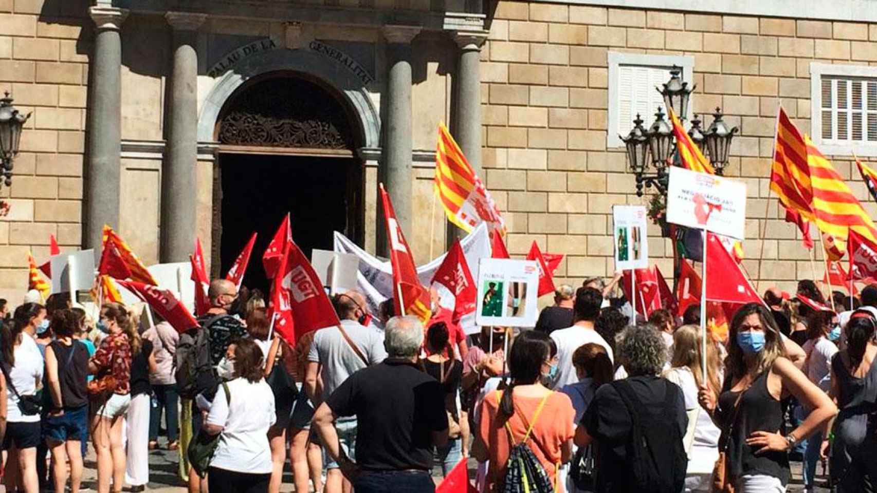 Imagen de la protesta de sanitarios ante el Palau de la Generalitat de Cataluña / CG