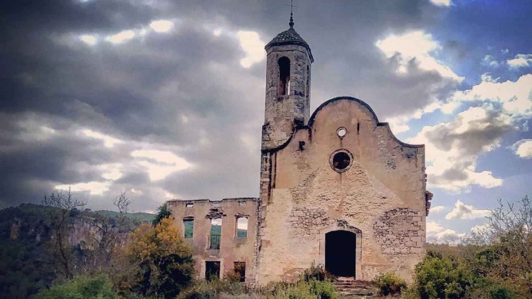 Este es el estado en el que se encuentra la iglesia de Santa María en Santa Perpètua de Gaià  / HISPANIA NOSTRA