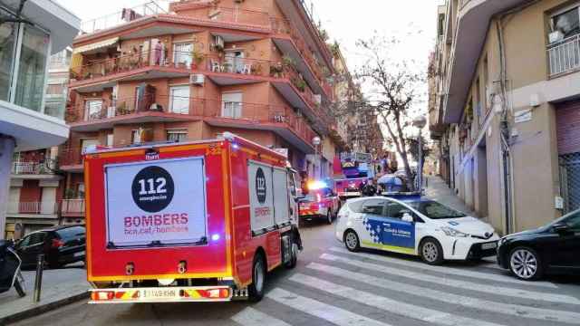 Imagen de archivo de un vehículo de bomberos durante un incendio / BOMBERS BARCELONA