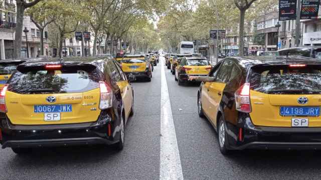 Una marcha lenta de taxis colapsa el centro de Barcelona / ÉLITE TAXI