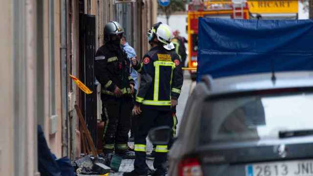 Los bomberos frente al piso incendiado en el barrio de la Barceloneta, en Barcelona / EFE