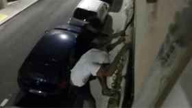 Dos jóvenes tratan de asaltar una vivienda trepando por la pared / TWITTER