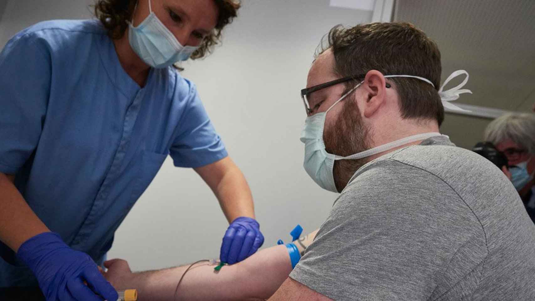 Una sanitaria realiza una prueba de coronavirus en Cataluña / EFE