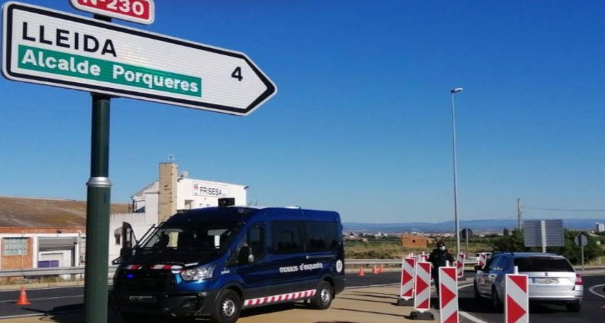 Un furgón de Mossos d'Esquadra durante el confinamiento perimetral de Lleida / MOSSOS