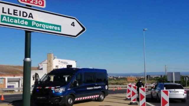 Un furgón de Mossos d'Esquadra durante el confinamiento perimetral de Lleida / MOSSOS