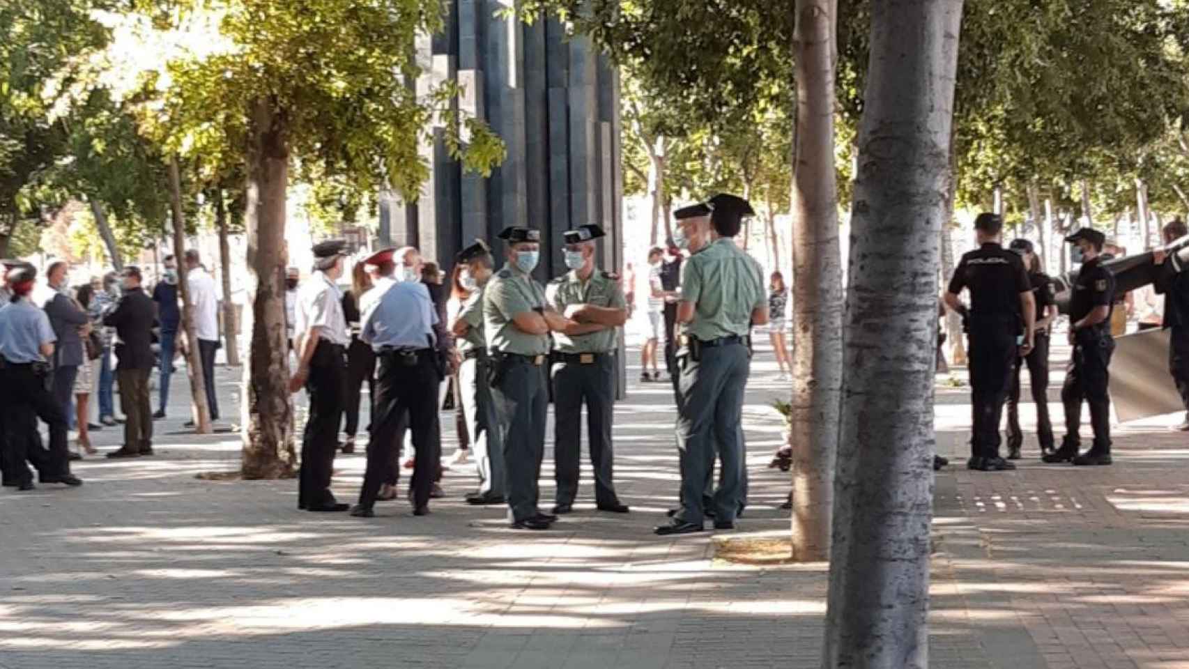 Policías, guardias civiles y mossos homenajean a las víctimas de Hipercor en Meridiana / TELEGRAM