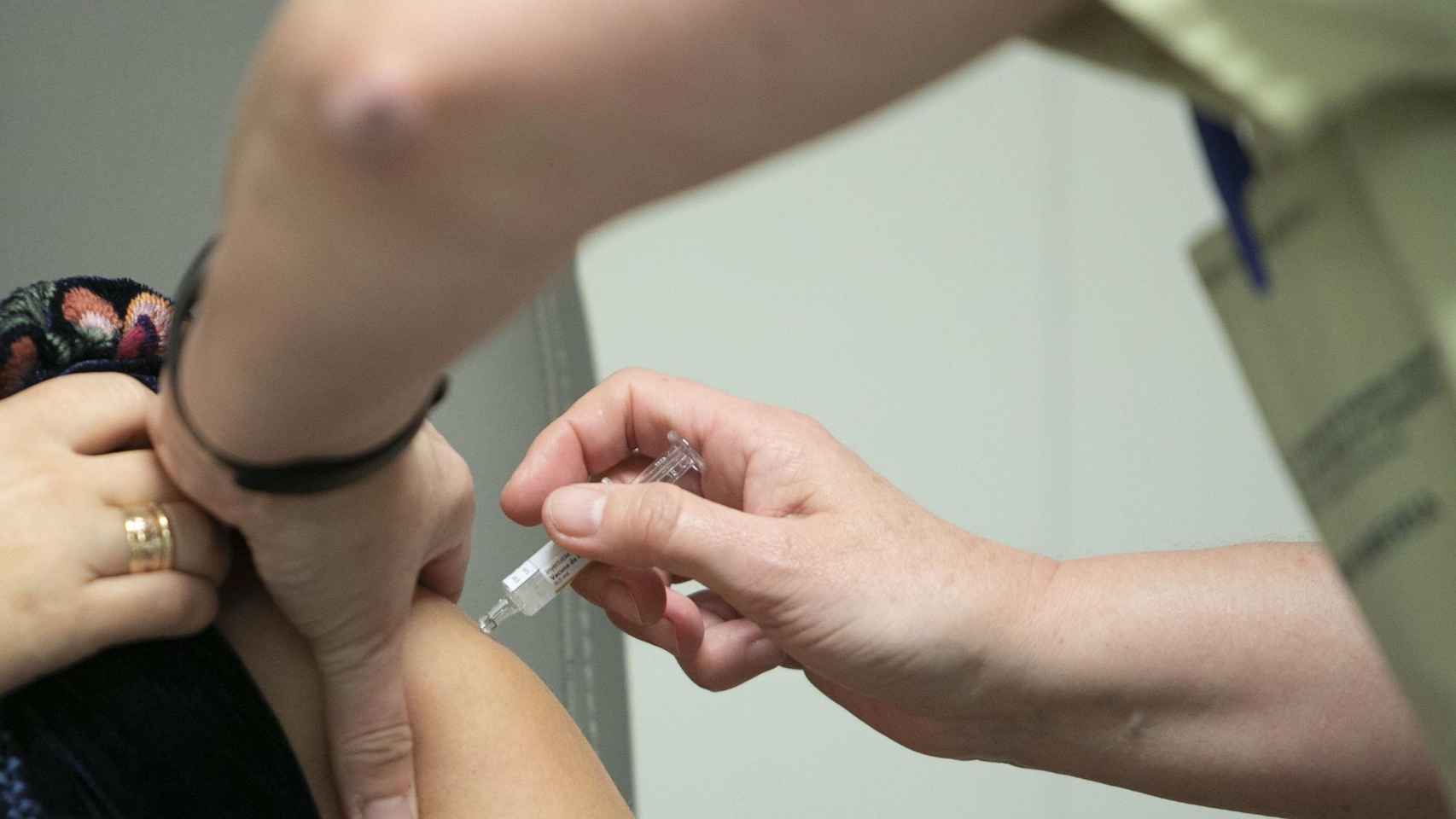Una mujer es vacunada de la gripe durante la campaña del pasado año / EP
