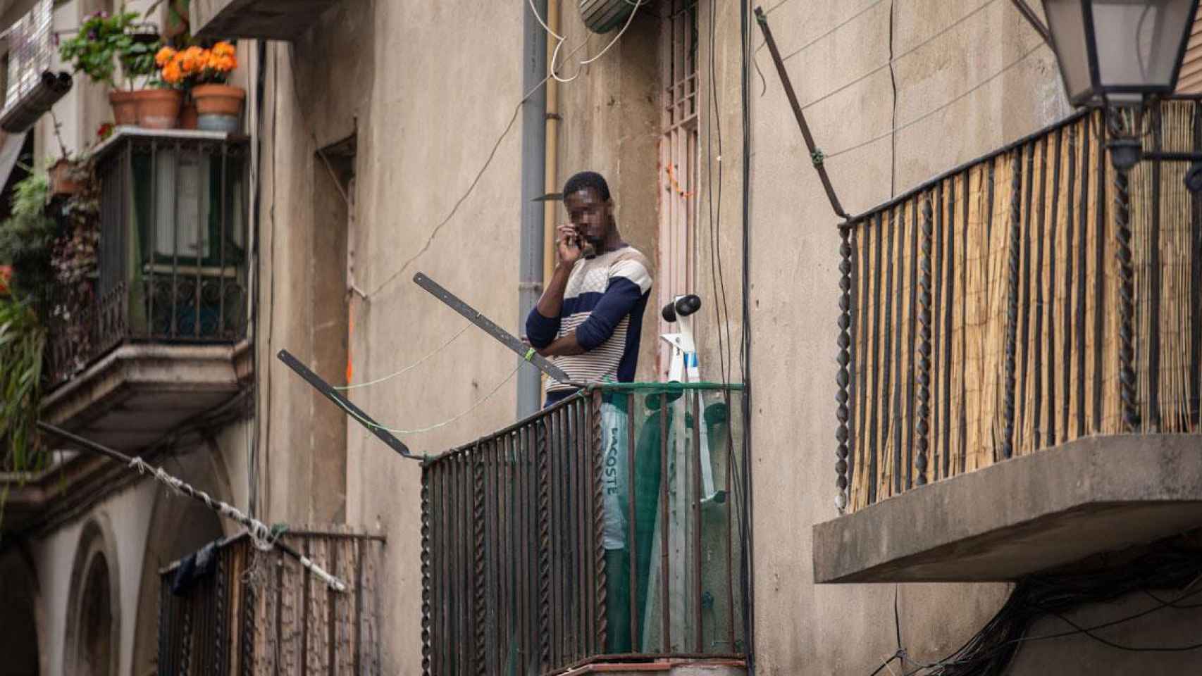 Un hombre en su balcón durante el estado de alarma por la pandemia / DAVID ZORRAKINO (EUROPAPRESS)