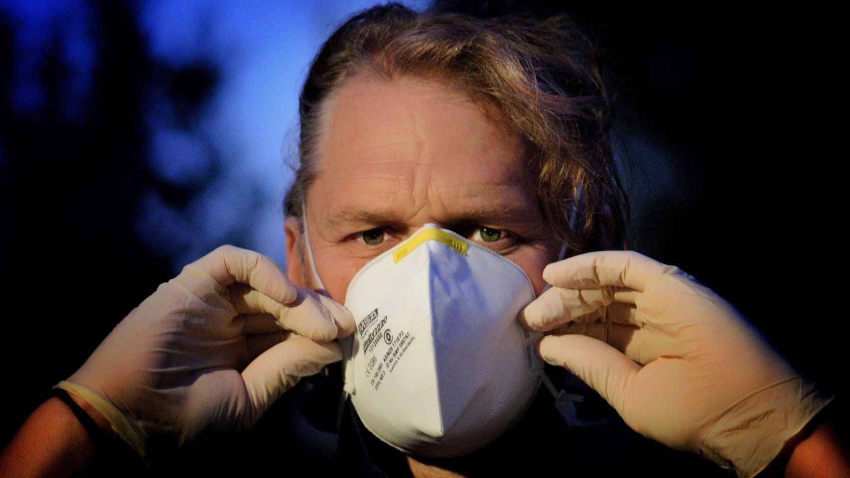 Un hombre usa guantes y mascarilla como precaución al coronavirus / CG