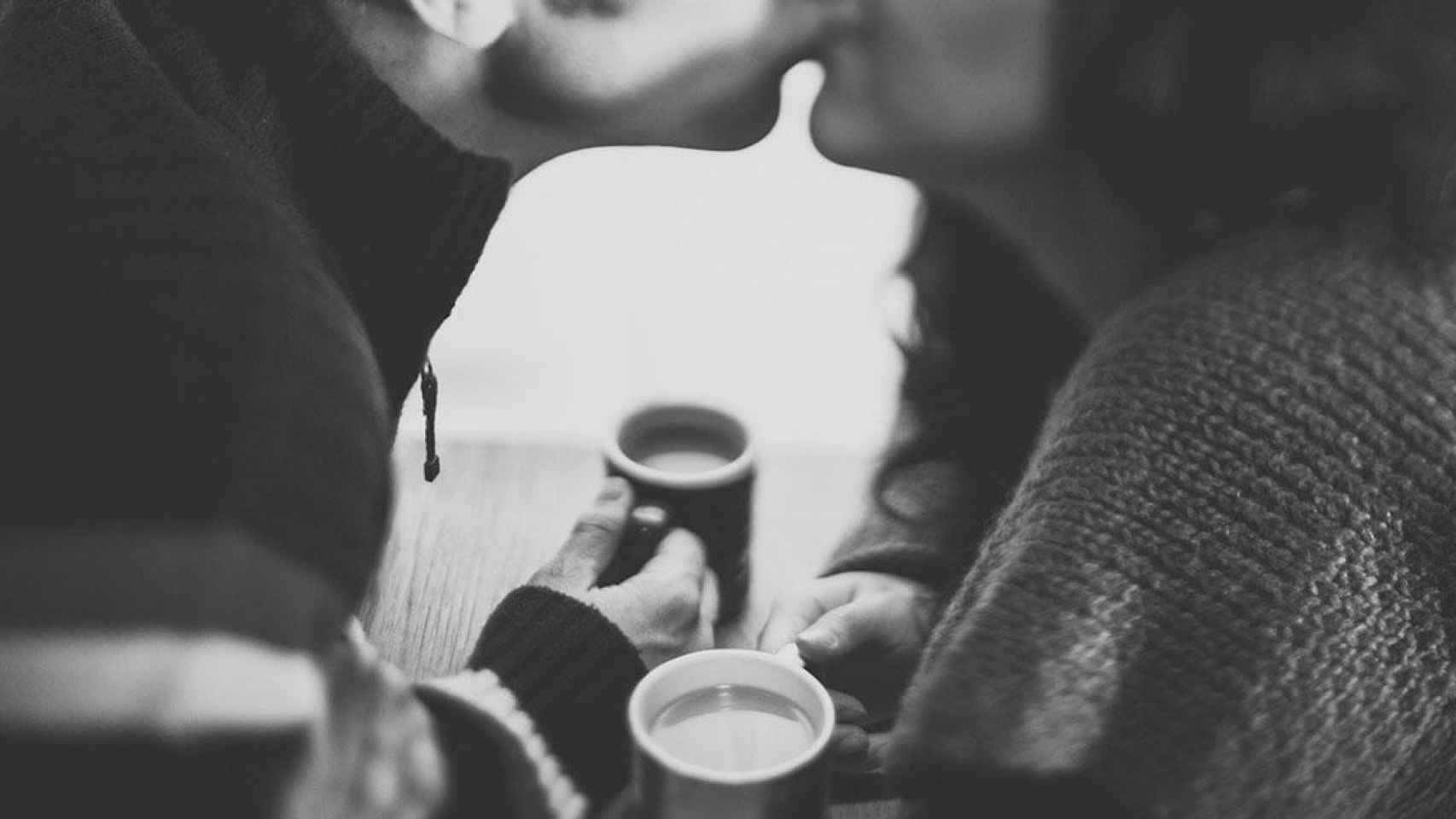Una pareja toma un café y se besa durante el encierro / PX