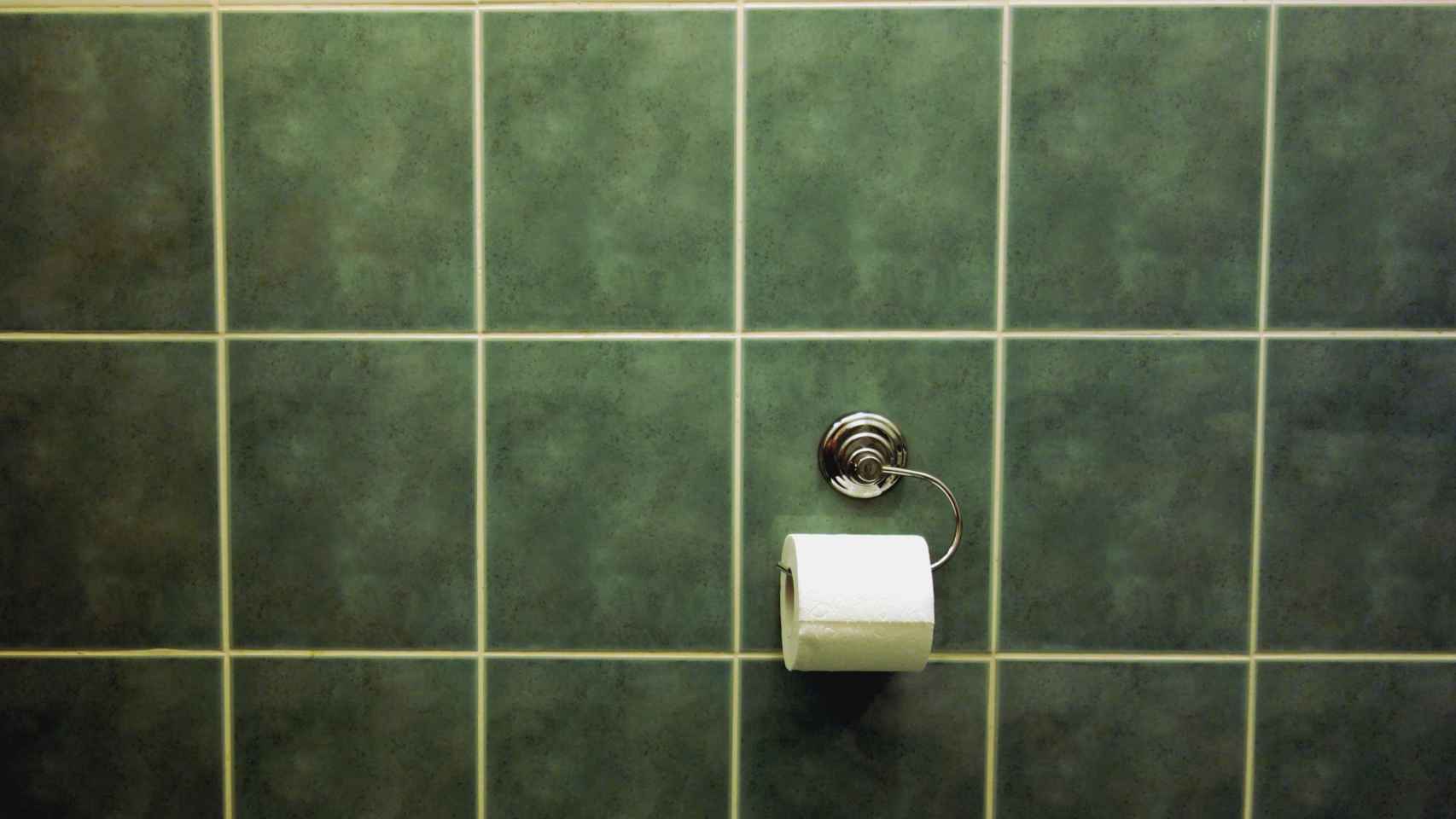 Un rollo de papel higiénico en un baño público