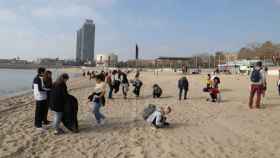Centenar y medio de voluntarios recogen residuos en las playas de Barcelona / EP