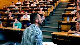 Un profesor dando clase en una universidad de Madrid / EFE