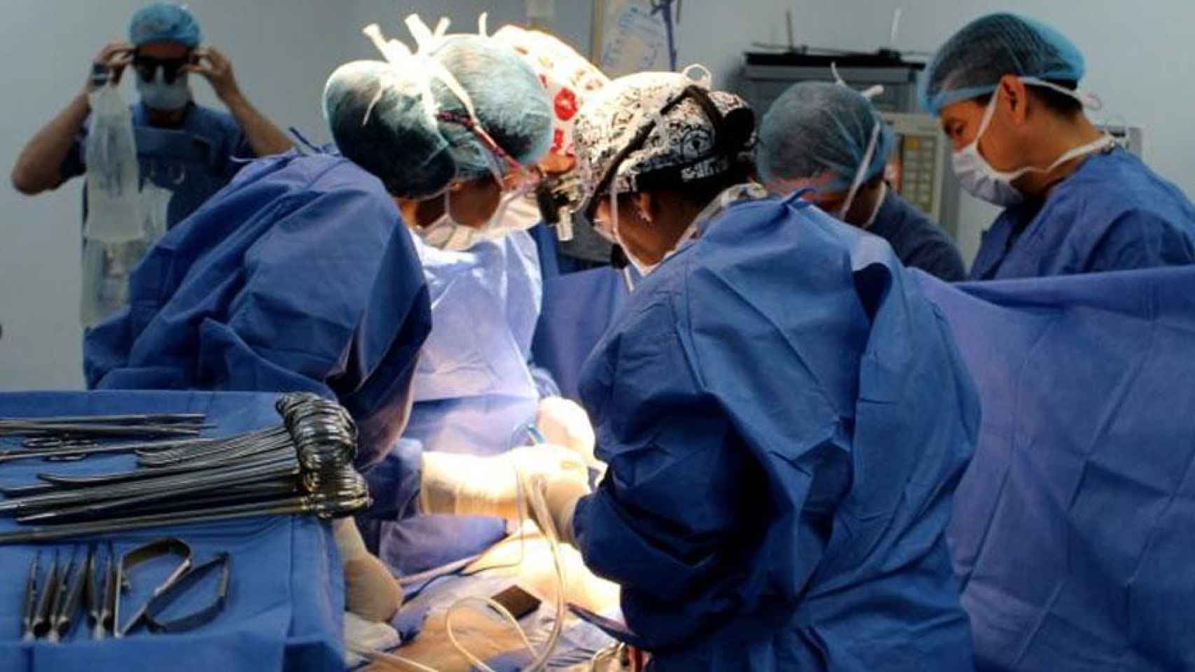 Cirujanos operan a un paciente. Imagen de un artículo sobre los enfermeros / EFE