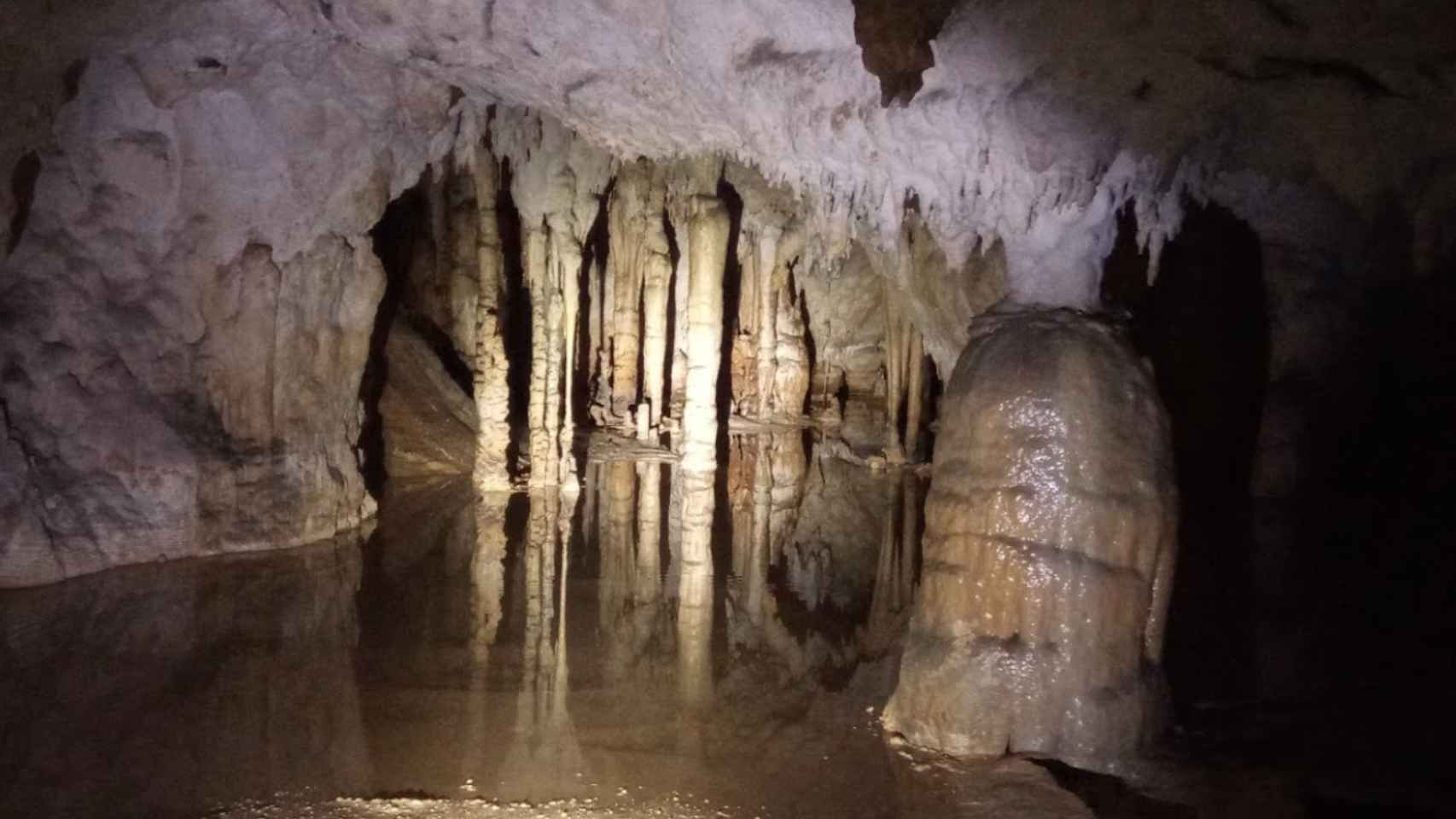 Cueva de la Conventosa, en Cantabria, donde buscan a las tres espeleólogas catalanas / GOOGLE MAPS