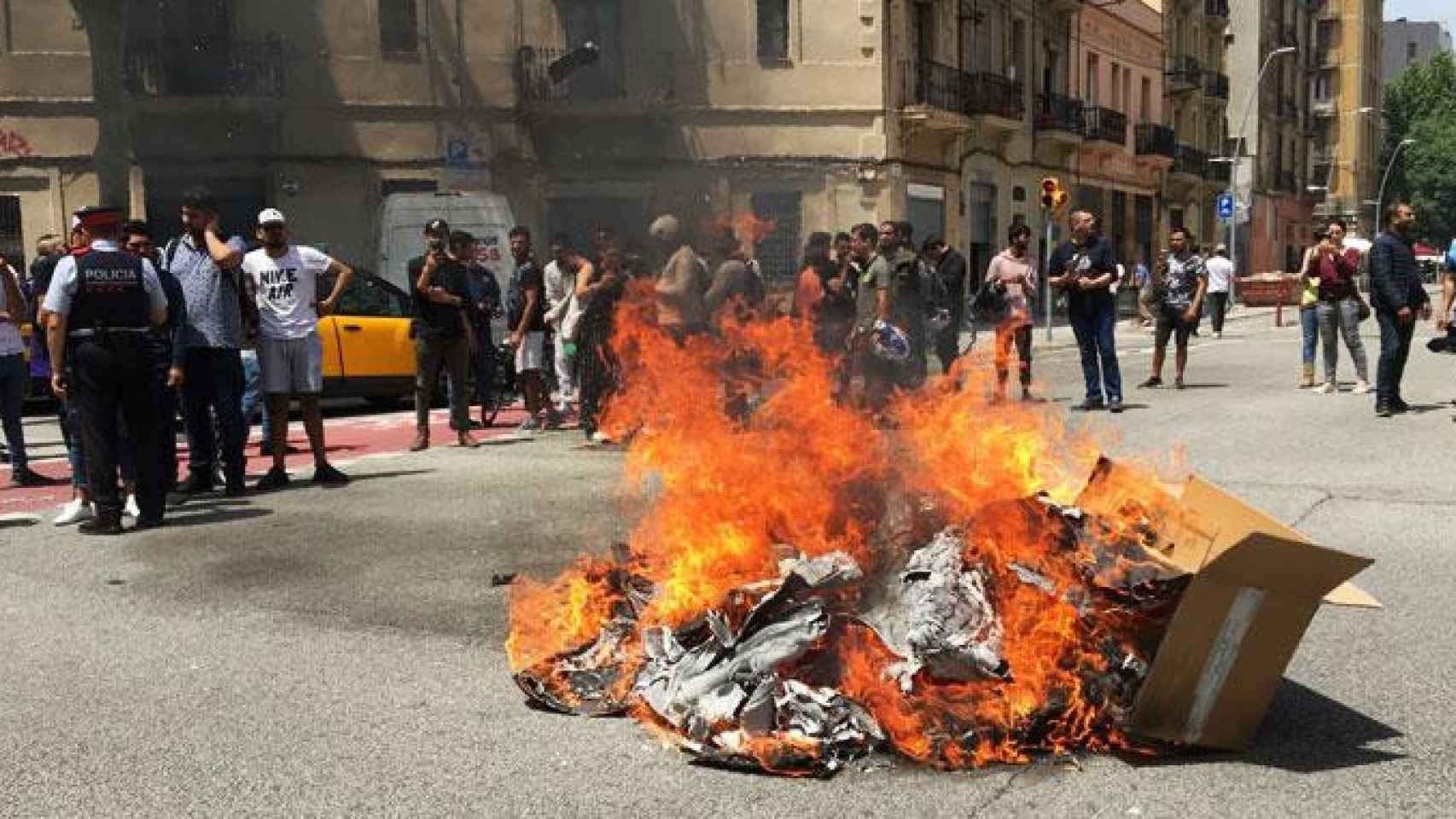 Los repartidores de Glovo queman cajas y mochilas en Barcelona / EUROPA PRESS
