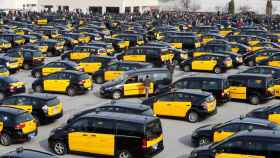 Los taxistas, que han celebrado una asamblea en la T2 de El Prat, amenazan con extender la huelga en toda Cataluña / EFE