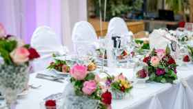 Mesa de novios decorada en un salón de bodas / PIXABAY