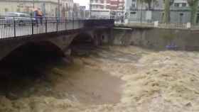 El cauce del río Daro a su paso por La Bisbal de L'Empodrà (Girona) crecido a causa de la lluvia / TWITTER