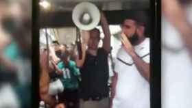 Varios hombres gritan proclamas en el Metro de Valencia / CG