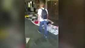 El mercadillo de manteros en la estación de Metro de plaza de Cataluña tras la agresión a un turista ayer / CG
