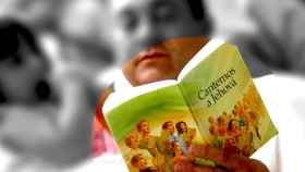 Un hombre lee a su hija un capítulo de la biblia Testigos de Jehová / EFE