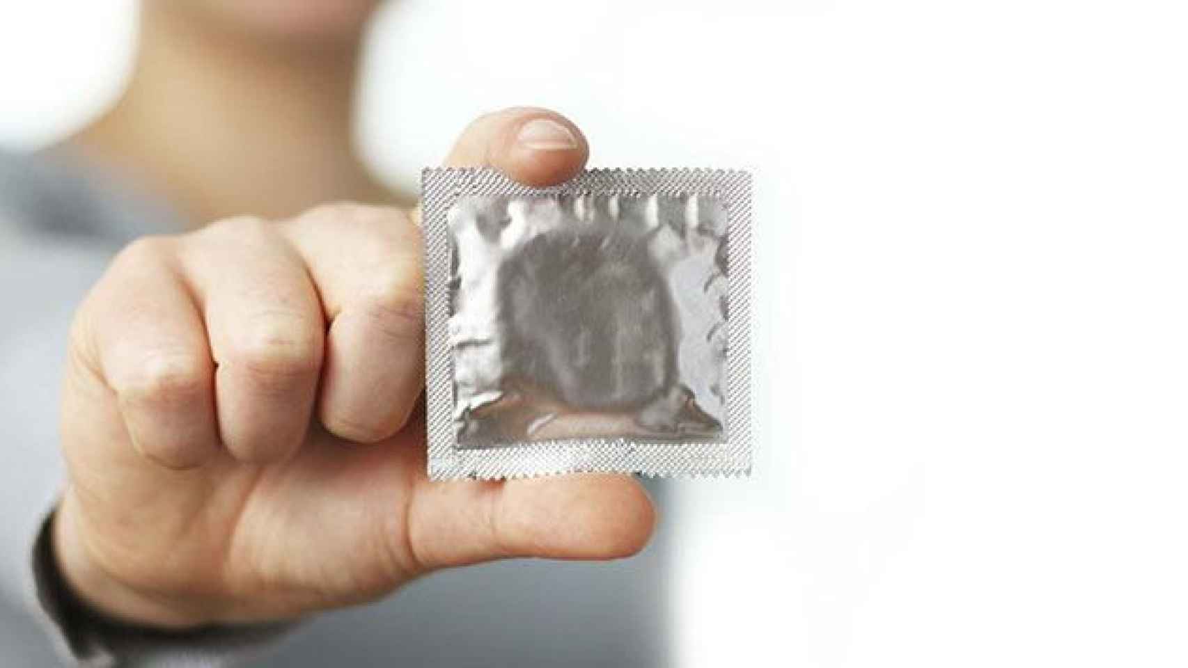 Mujer con preservativo / CG