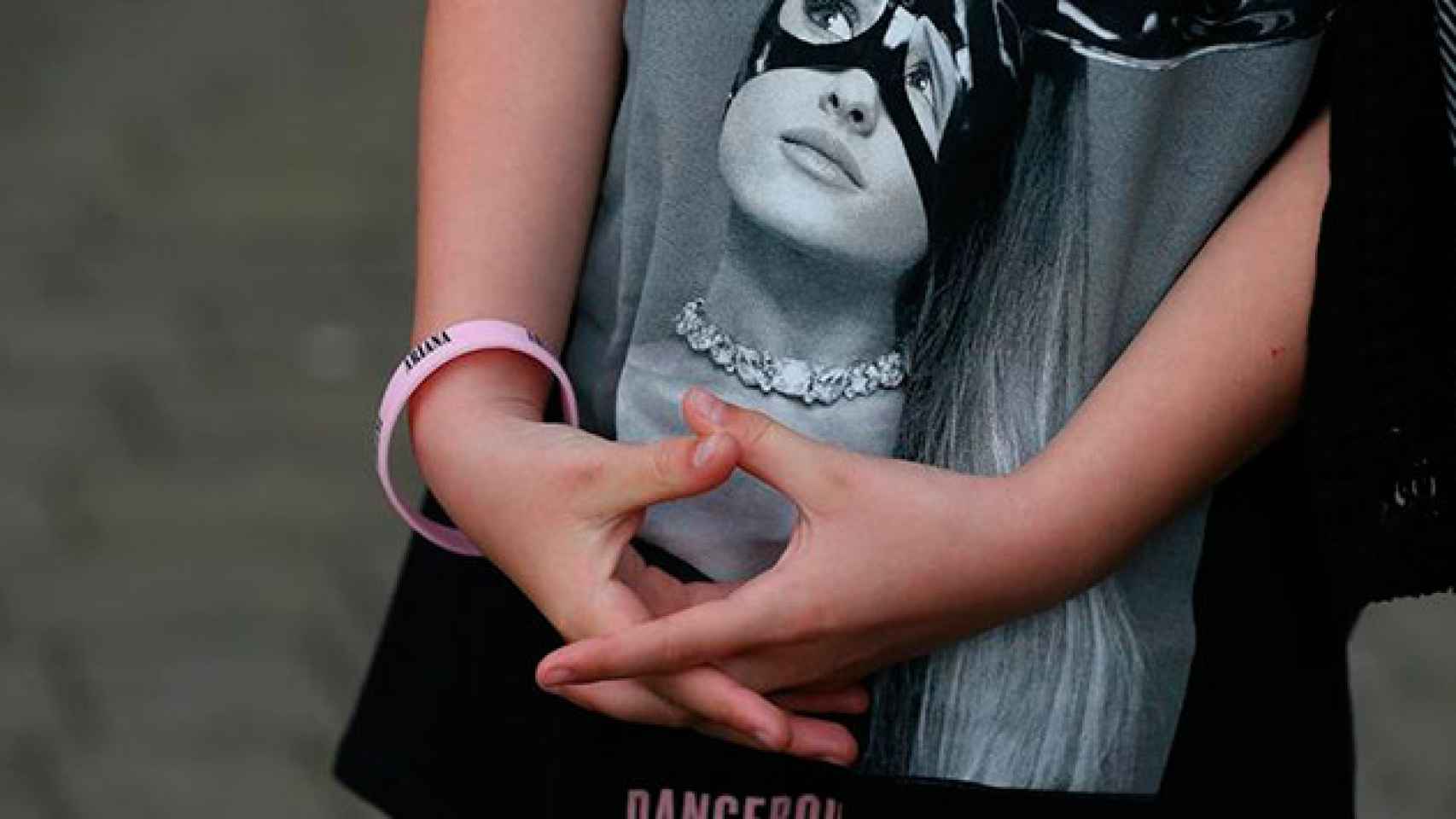 Una niña, asistente al concierto de Ariana Grande en Manchester, con una camiseta de la cantante / EFE