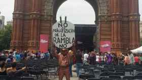 En defensa de Las Ramblas: La estatuadel vaquero irrumpe en un acto de BComú para protestar por la nueva normativa / CG