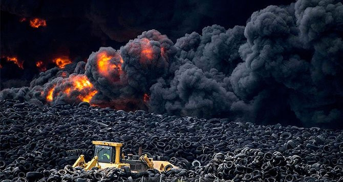 El fuego quema el cementerio ilegal de neumáticos de Seseña a finales de mayo.