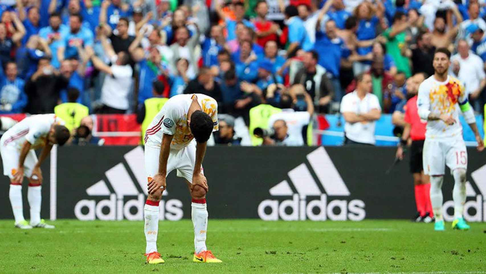Tres jugadores de la selección española de fútbol muestran su decepción tras ser eliminados por Italia en la Eurocopa de Francia 2016.