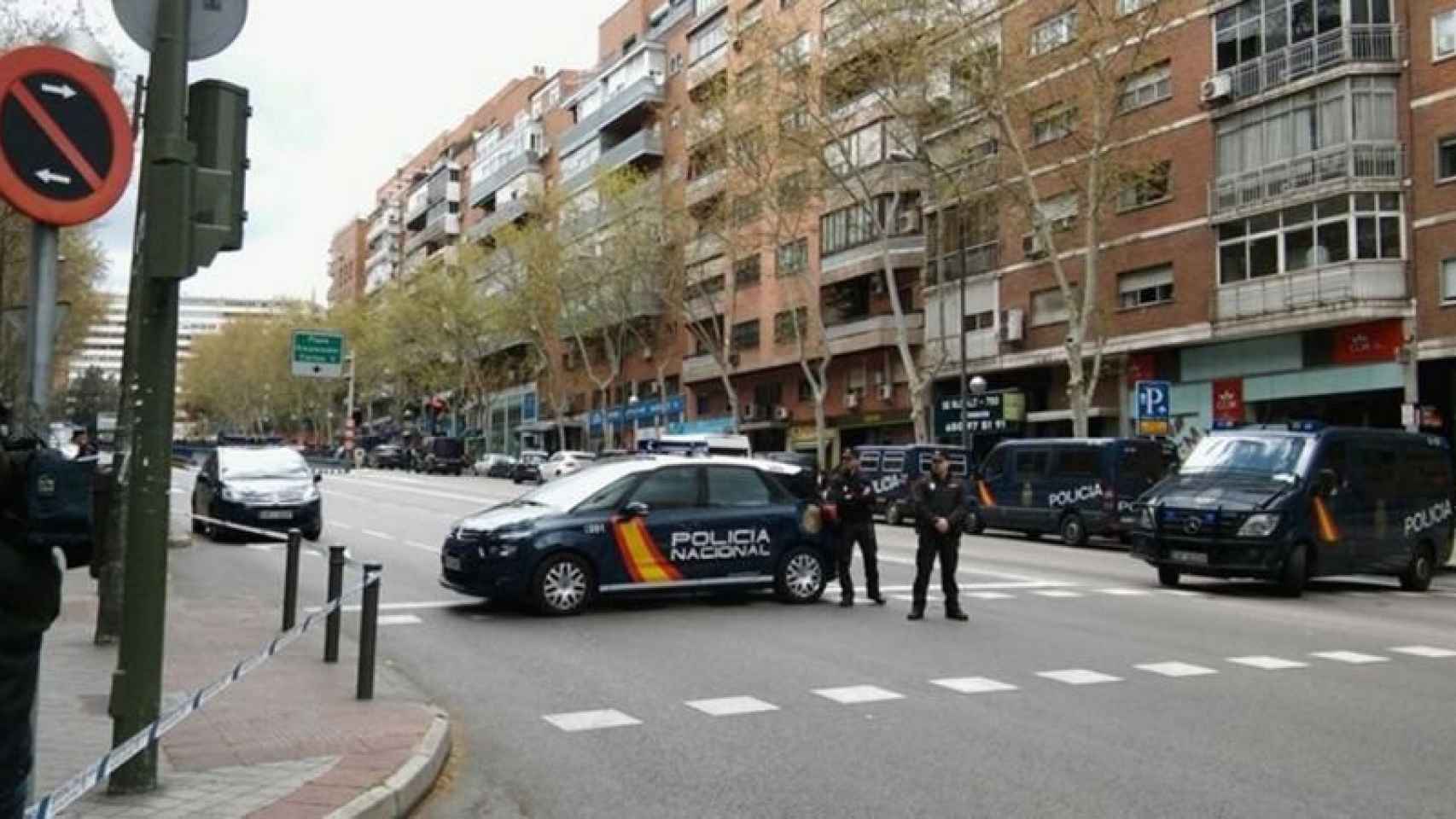 Los efectivos policiales han cortado el tráfico en la zona de la avenida del Mediterráneo donde se ha producido el robo frustrado.
