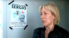 La madre de Sergio Mármol con un cartel que pide justicia para su hijo.